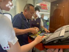 全球报道｜高铁车厢暖心一幕：政协委员化身“急救员”守护旅客健康